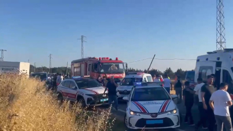 İstanbul'da servis minibüsü devrildi: 2 kişi öldü, 10 yolcu yaralı - Resim : 1