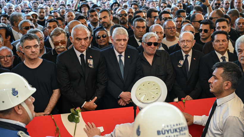 Mahsun Kırmızıgül'den Kadir İnanır'ın cenazesindeki siyasetçilere tepki: Bari burada geri planda durmayı bilin - Resim : 1