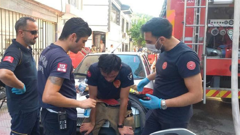 Evde kundaklama iddiası! Yangında 4 kedi öldü, 3 itfaiye eri hastanelik oldu! - Resim : 1