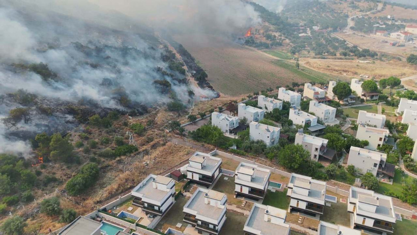 Son Dakika | İzmir'de makilik alanda yangın: Alevler yerleşim yerlerini sardı - Resim : 1