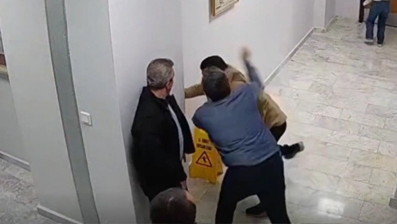 Yine aynı devlet hastanesi yine skandal! Güvenlik görevlisi kucağına oturup öptü - Resim : 3