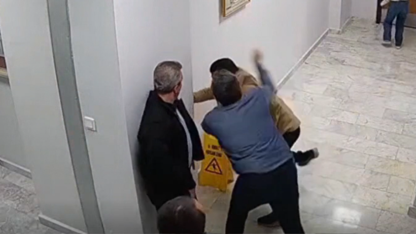 Hastane müdürü, çalışanı bayıltana kadar yumrukladı! Valilik dehşet anları için harekete geçti - Resim : 1