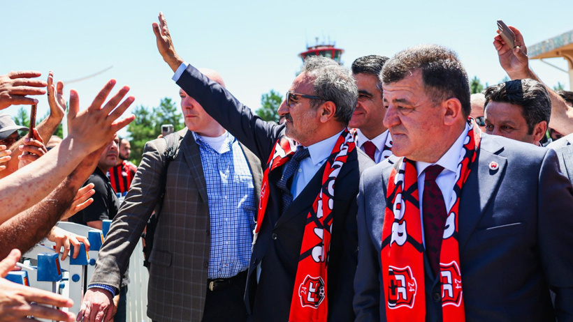 Hamdi Ulukaya Aziz Yıldırım'la görüşüp uçağa atladı: TFF 2. Lig ekibiyle dev anlaşmayı imzaladı - Resim : 1