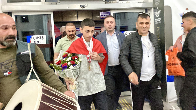 50 kiloda altını kapıp trenle memleketine geldi: Krallar gibi karşılandı - Fotoğraf: 4