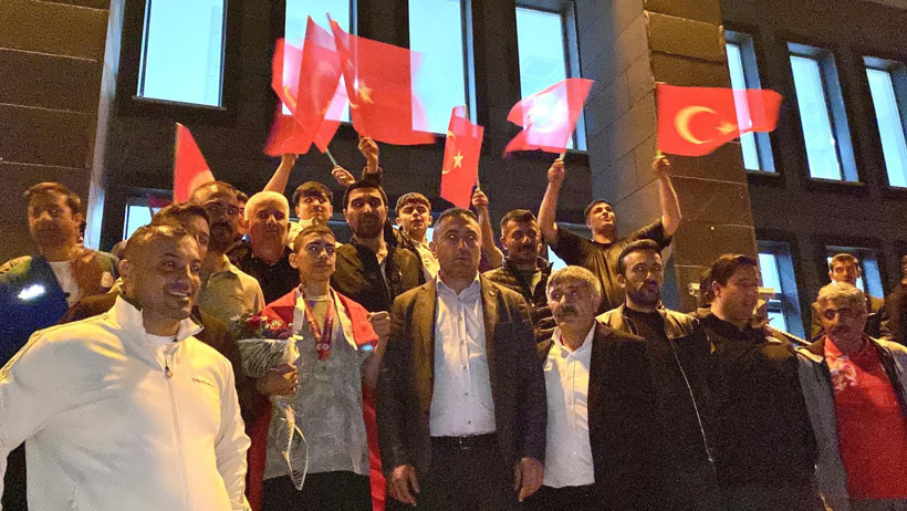 50 kiloda altını kapıp trenle memleketine geldi: Krallar gibi karşılandı - Fotoğraf: 6
