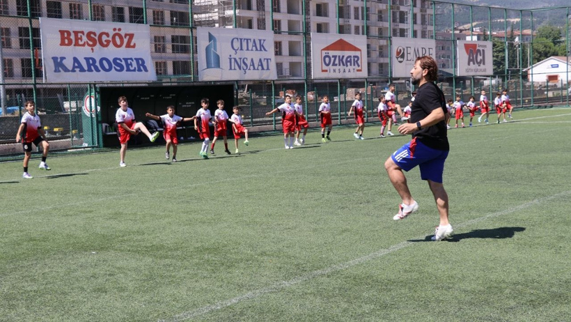 Futbol kulübünün hem başkanı hem antrenörü hem de malzemecisi - Resim : 1
