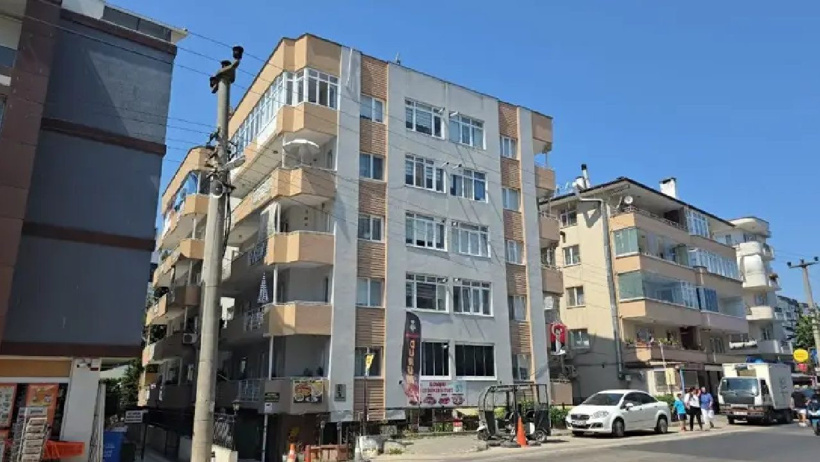 Tekerlekli sandalyeli eşi balkondan bağırarak yardım istedi: Yaşlı kadın banyoda boğazında kesiyle ölü bulundu - Resim : 1