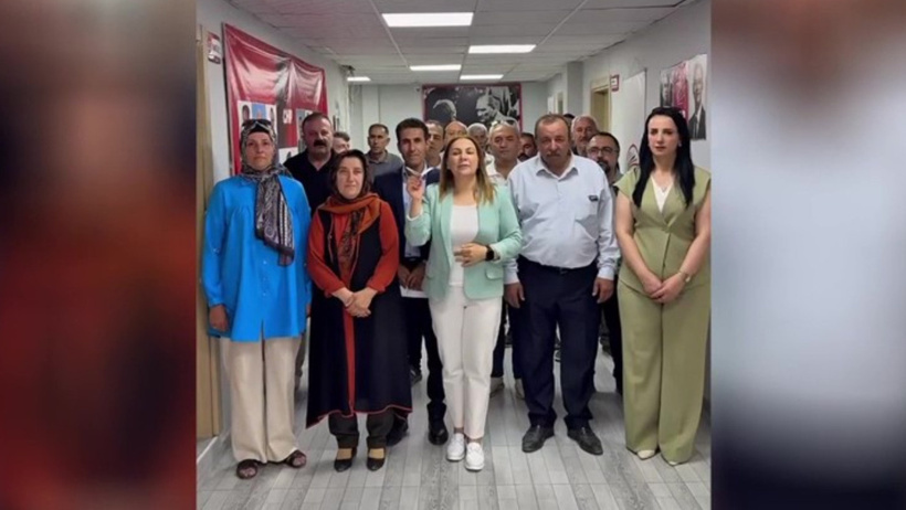 Butlanın görevden alma kararına böyle tepki gösterdi: CHP'li başkan tebligatı uçak yapıp attı - Resim : 1