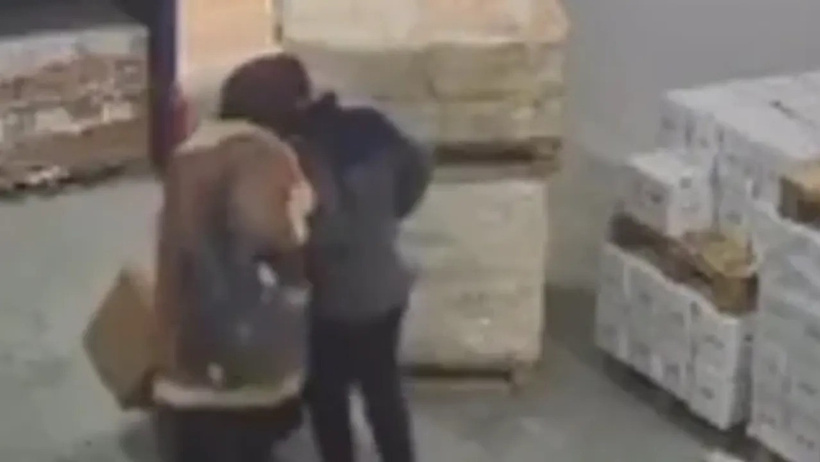 Erkekleri zorla öpmeye çalışan kadını gözaltına aldılar - Resim : 3