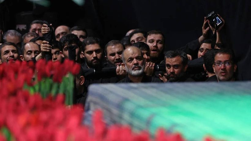 İran'da milyonları buluşturan tören! Hamaney'in 7 gün sürecek cenaze töreni başladı - Resim : 4