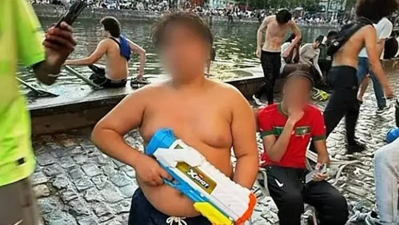 Sosyal medya uğruna şehri ayağa kaldırdı! Turistleri su tabancasıyla kovalayan çocuğa peş peşe gözaltı - Resim : 2