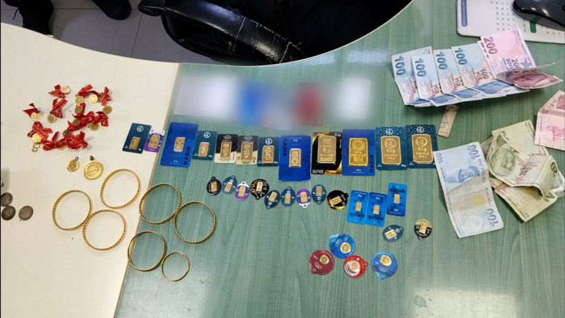 Temizlik işçisi bulduğu 3,5 milyon liralık altın dolu çantayı polise teslim etti - Resim : 1