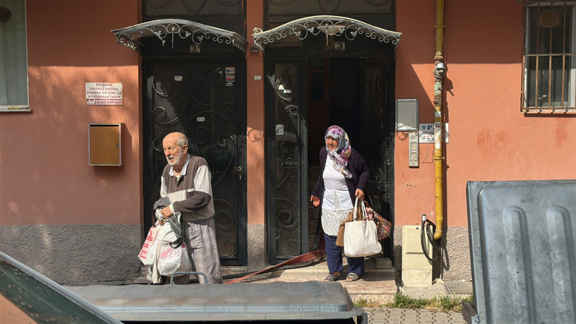 Yıldırım isabet eden apartmanda yangın çıktı - Resim : 2