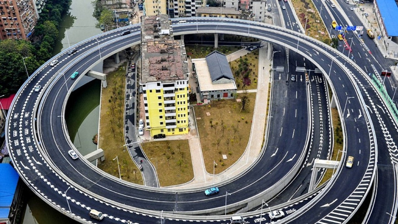 Taşınmayı reddedince otoyolu apartmanın etrafına yaptılar - Resim : 1