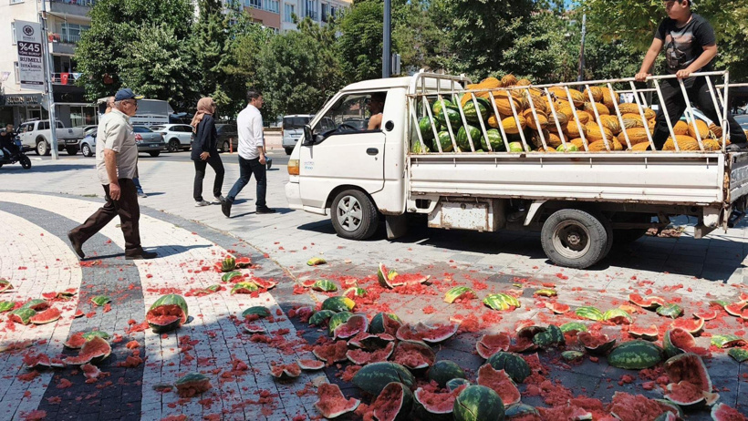 Zabıtaya öfkelendi: Karpuzları belediye önünde parçaladı - Resim : 2
