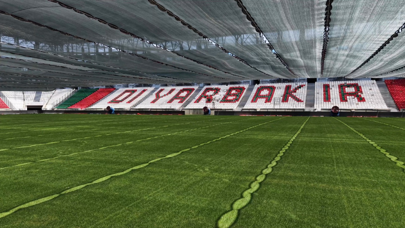 Amedspor'un stadı yenileniyor: Dev fanlar çimlere devamlı hava üflüyor - Resim : 4