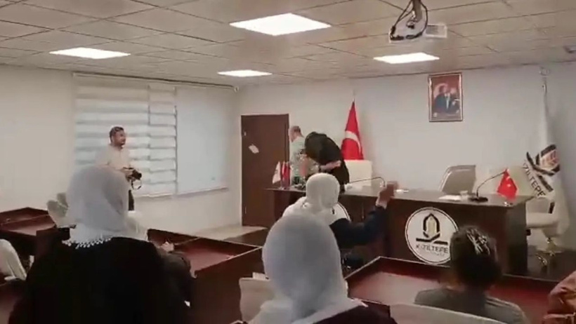 Belediye toplantısında yumurtalı protesto! Başkan partisinden ihraç edilmişti - Resim : 1