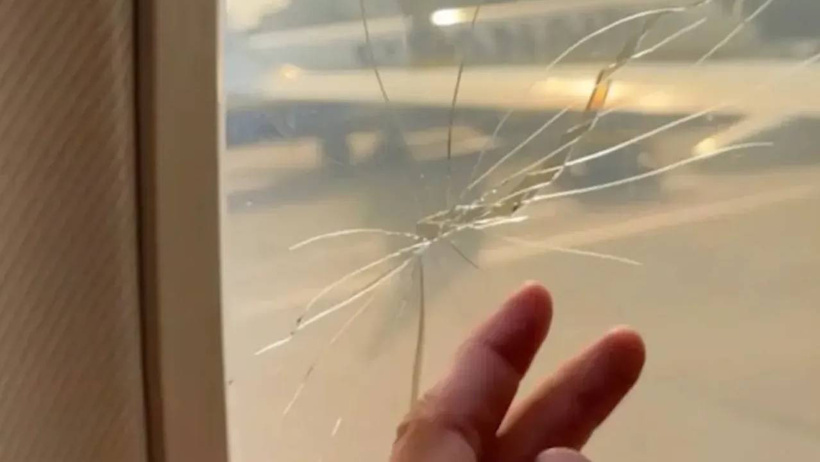 Faciaya ramak kala: Kopan motor parçası uçağın penceresini parçaladı - Resim : 2