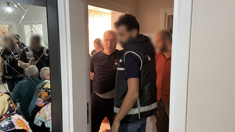 FETÖ'nün 'Köyler Abisi' iki metrekarelik delikte saklanırken yakalandı - Resim : 1