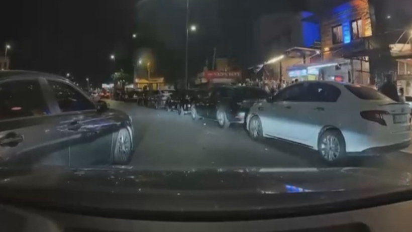 Trafikte Dehşet Anları! Kamerayı Fark Edince Kaçmaya Çalıştı - Resim : 1