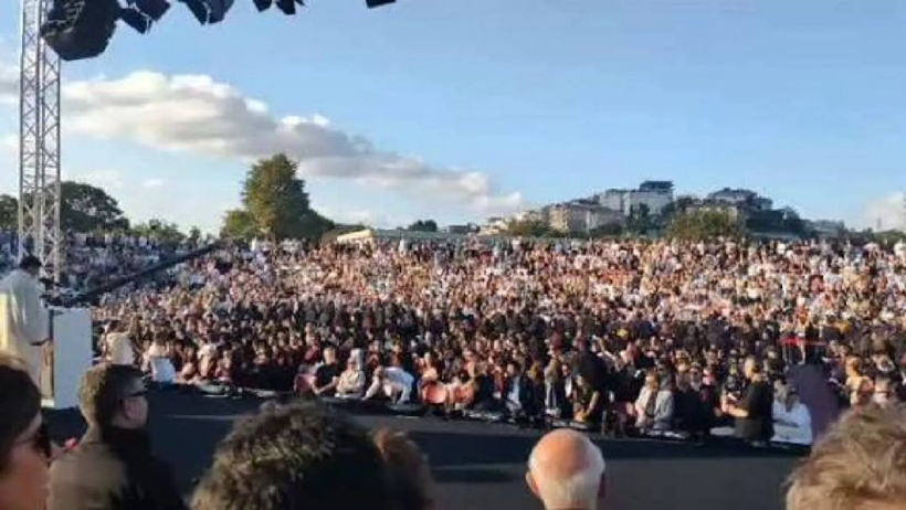 Bilgi Üniversitesi mezuniyetinde protesto: Öğrenciler sırtını döndü, rektör sahneden indi - Resim : 1