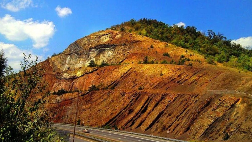 Tünel açamadılar, dağı ortadan ikiye yardılar! - Resim : 2
