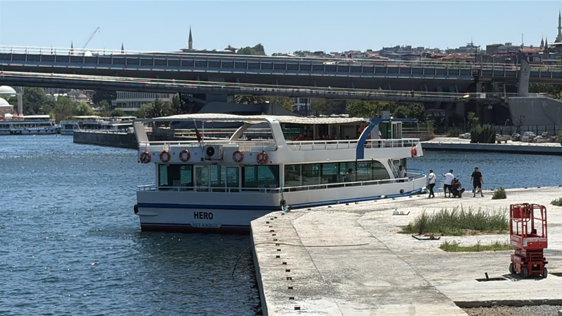 Haliç’te tur teknesi köprü ayağına çarptı: Gemi personeli denize düştü, arama çalışmaları sürüyor - Resim : 2