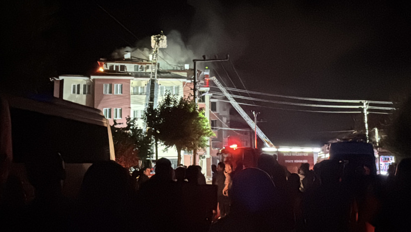Bolu'da apartmanın çatı katında yangın: Büyük çapta hasar oluştu - Resim : 2