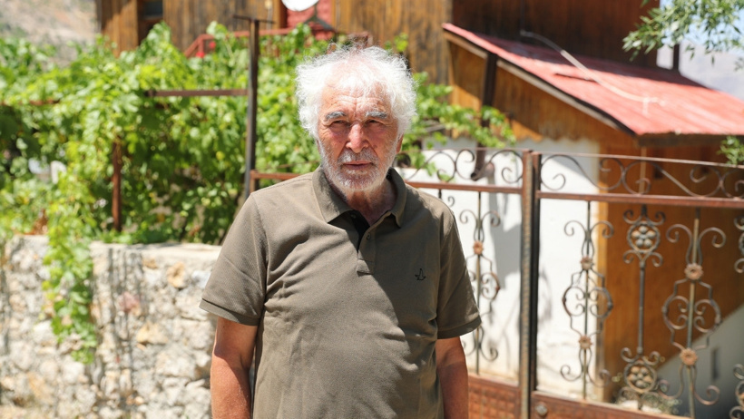 77 yaşındaki emekli öğretmen tek başına 80 bin fidan dikti, çorak dağları cennete çevirdi - Resim : 4