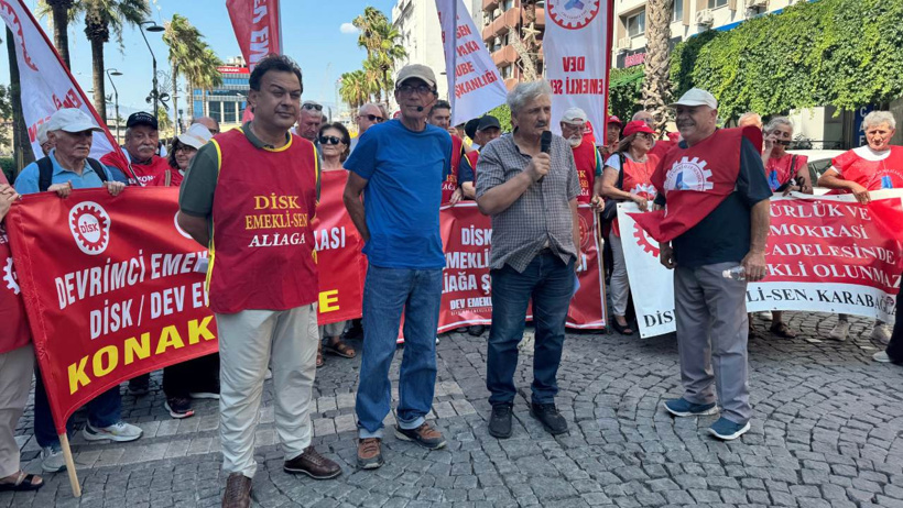 İzmir'de emekliler SGK önünde: 'Bir ev, bir araba alırken şimdi bir kümes bile alamıyoruz' - Resim : 1
