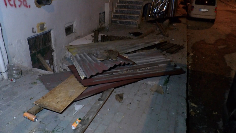 Fırtına çatıyı uçurdu; başka binadaki evin içine girdi - Resim : 2