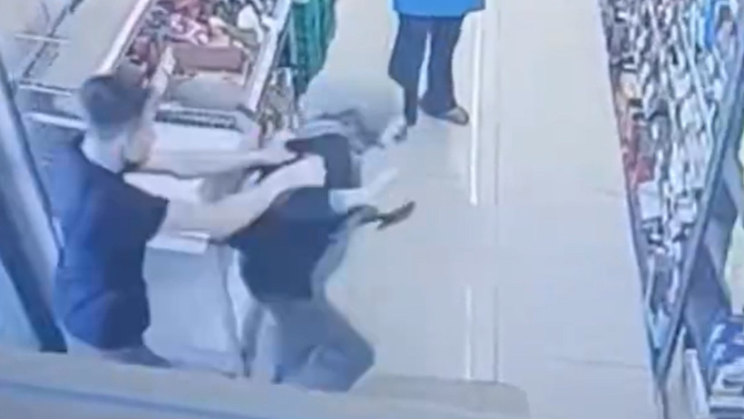 Zincir markette çalışana saldırdı: Arkasından itip kafasını raflara vurdu - Resim : 1