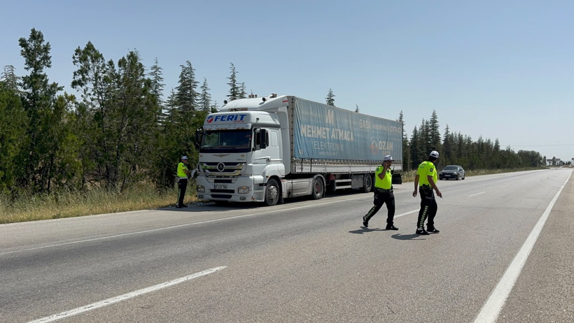 Patlayan TIR lastiği faciaya yol açtı: 3'ü çocuk 8 yaralı - Resim : 2