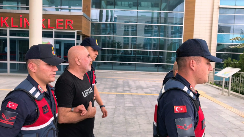 Evinde uyuşturucu düzeneği bulunan yönetmen Ezel Akay ve kardeşi adliyeye sevk edildi - Resim : 1
