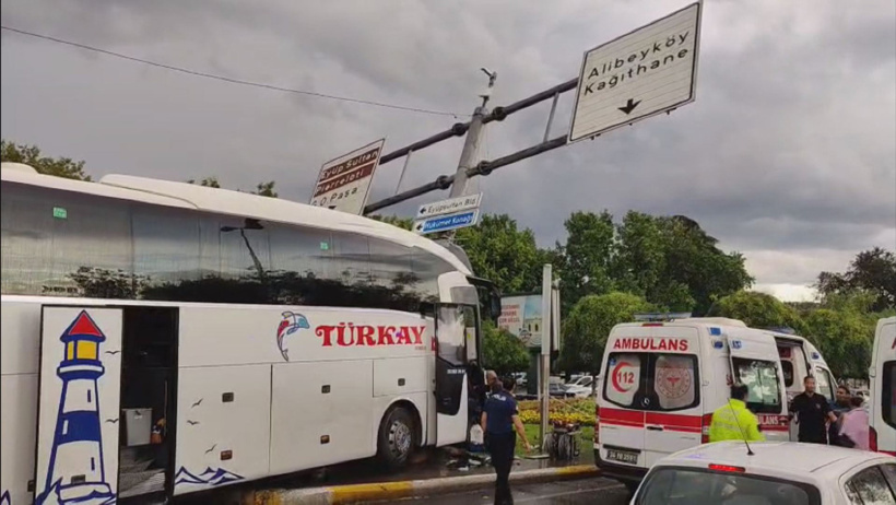 Son Dakika | Eyüpsultan'da trafik kazası! Şoför otobüsün içinde sıkıştı... - Resim : 1