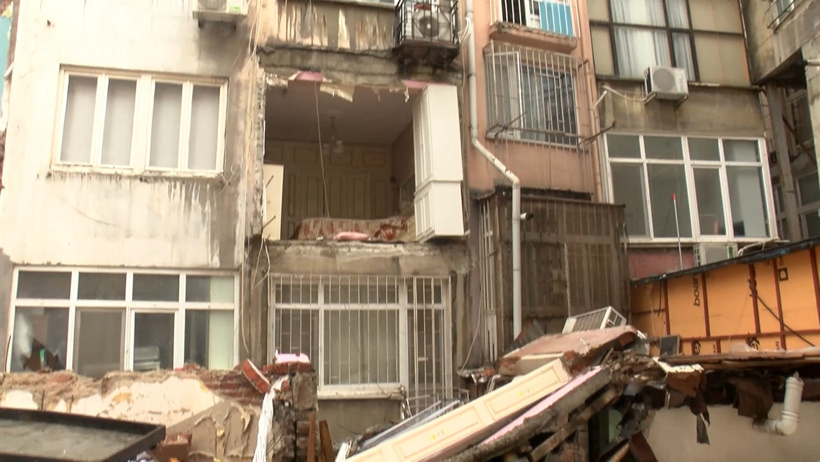 Şişli'de binanın duvarı düştü; deprem oldu sandılar - Resim : 1