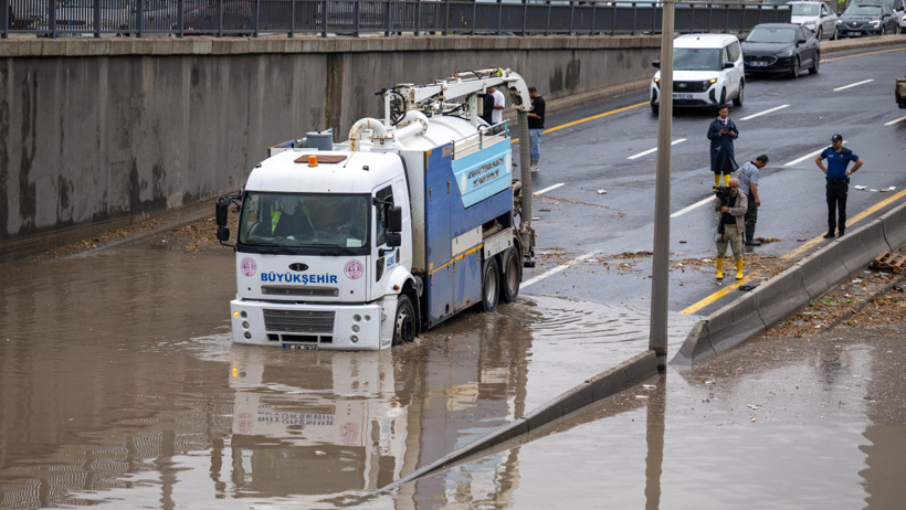 Yaz ortasında kış kıyamet! Türkiye felakete uyandı... Yollar çöktü şehirler suya gömüldü - Resim : 2