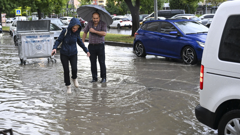 Yaz ortasında kış kıyamet! Türkiye felakete uyandı... Yollar çöktü şehirler suya gömüldü - Resim : 3
