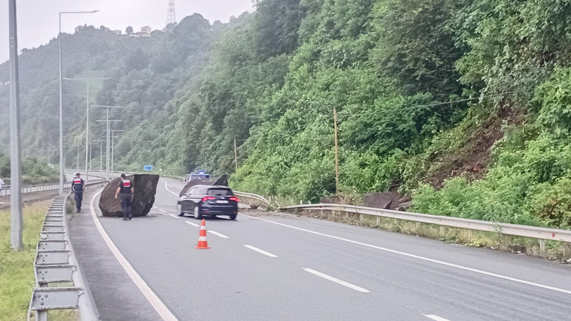 Rize'de yürekler ağza geldi: Kendi hallerinde ilerlerken önlerine kaya düştü - Resim : 4