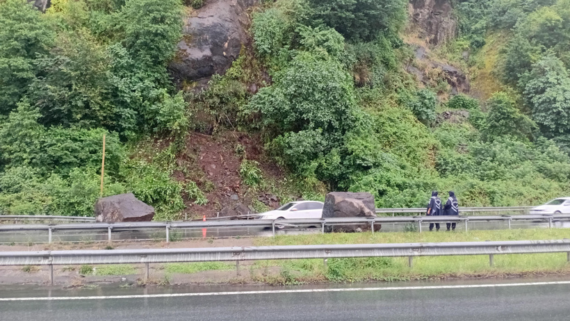 Rize'de yürekler ağza geldi: Kendi hallerinde ilerlerken önlerine kaya düştü - Resim : 2