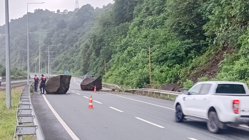 Rize'de yürekler ağza geldi: Kendi hallerinde ilerlerken önlerine kaya düştü - Resim : 1