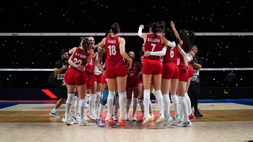 Özgür Özel'den tarih yazan Filenin Sultanlarına tebrik: İyi ki varsınız - Resim : 2