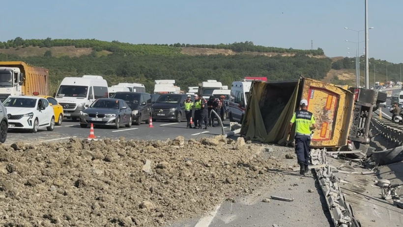 Eyüpsultan'da hafriyat kamyonu devrildi: Otomobil takla attı, 2 yaralı - Resim : 1