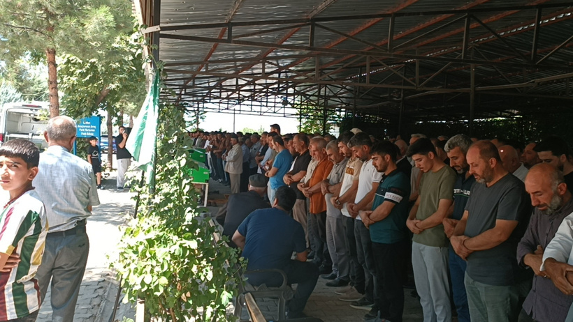 Mezarlıkta öldürülen AKP'li yönetici, oğlu ve yeğeni toprağa verildi - Resim : 2