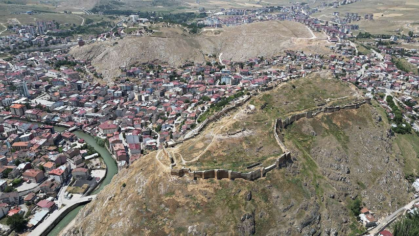 Türkiye'nin en büyük 3. kalesindeki kazılar ortaya çıkardı: Tarihi 5 bin yıl geriye gidiyor - Resim : 2