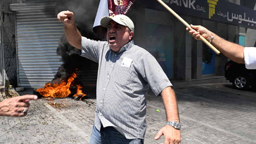 Lübnan'da hesapları dondurulan vatandaşlar bankaları ateşe verdi - Resim : 1