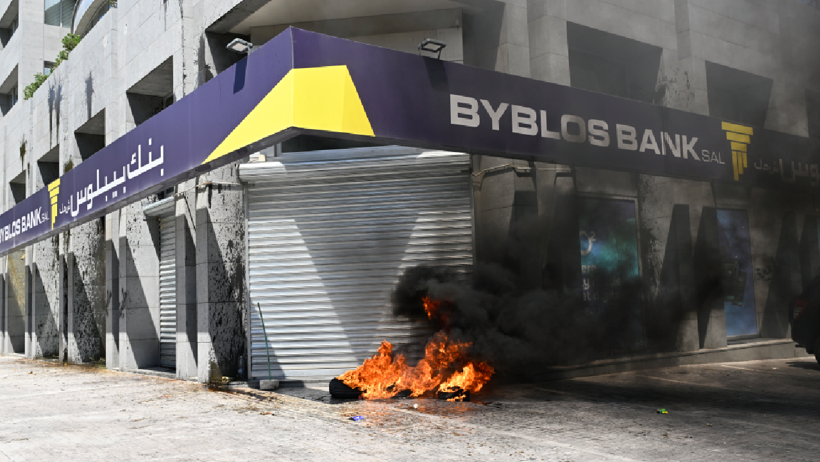 Lübnan'da hesapları dondurulan vatandaşlar bankaları ateşe verdi - Resim : 2