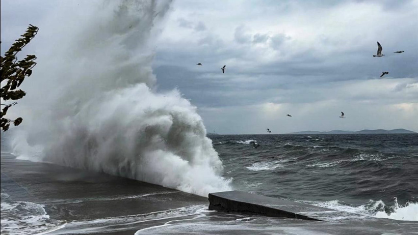 İstanbul'da rüzgar sert esecek çatılar uçabilir! Meteoroloji'den fırtına alarmı - Resim : 1