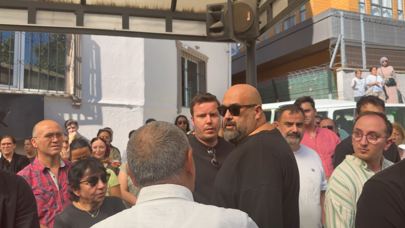 Eren Kaşıkçı son yolculuğuna uğurlandı: Somer Sivrioğlu ve Mehmet Yalçınkaya da cenazede - Resim : 2