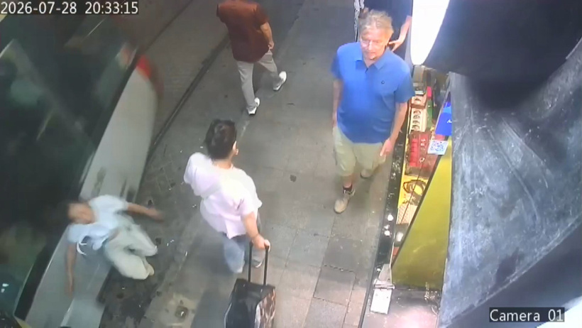 İstanbul’da turiste tramvay çarptı! O anlar saniye saniye kaydedildi - Resim : 1
